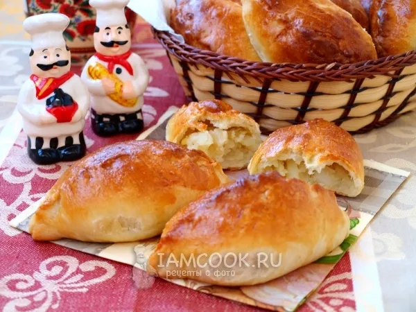 Фото готового блюда: Пирожки с картошкой в духовке