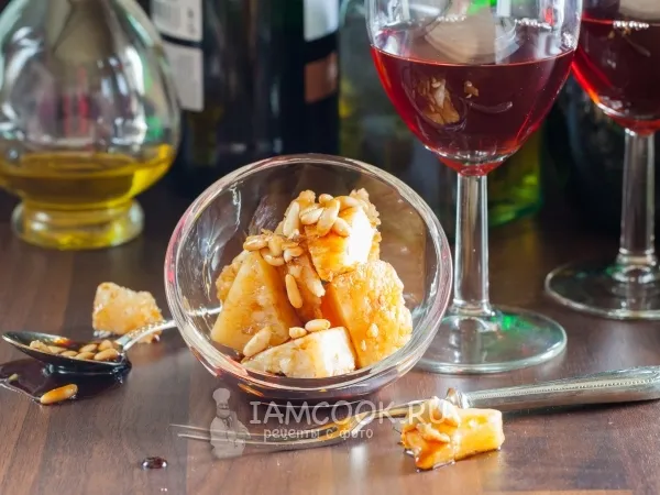 Фото готового блюда: Закуска из сыра и меда