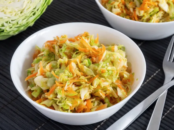Фото готового блюда: Салат из свежей капусты и моркови (как в столовой)
