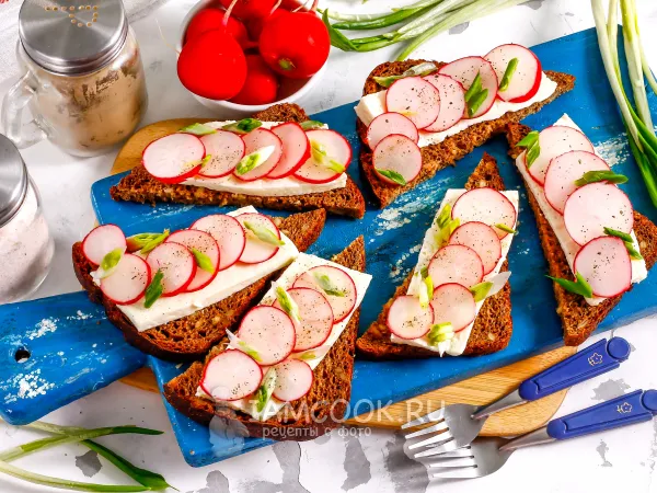 Фото готового блюда: Бутерброды с редисом, брынзой и черемшой