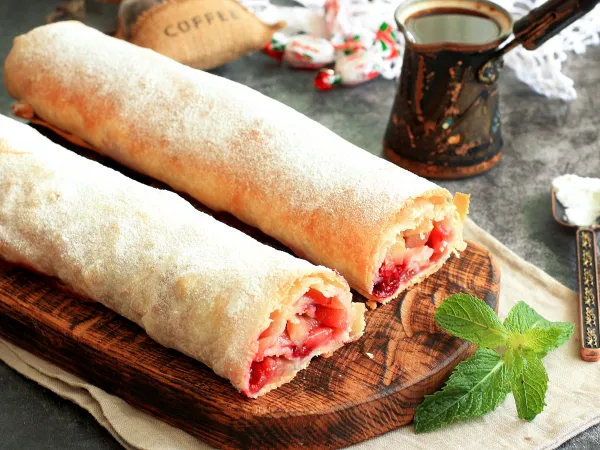 Фото готового блюда: Штрудель с вишней и яблоками