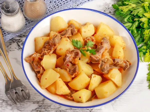 Фото блюда: Тушеные куриные желудки с картошкой в казане