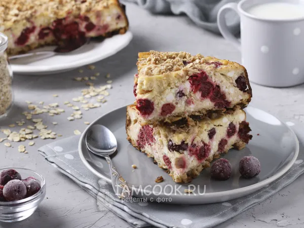 Фото блюда: Творожная запеканка с овсянкой и вишней