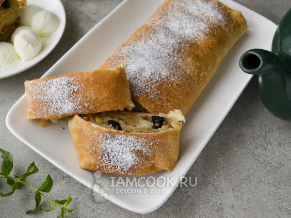 Фото блюда: Штрудель из дрожжевого слоеного теста с яблоками