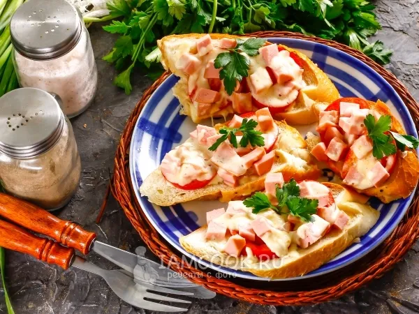 Фото готового блюда: Горячие бутерброды с брынзой, колбасой и помидорами