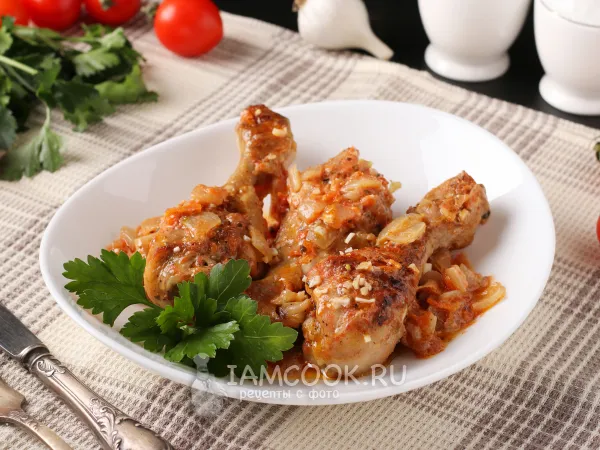 Фото готового блюда: Куриные голени в томатном соке с овощами в сковороде