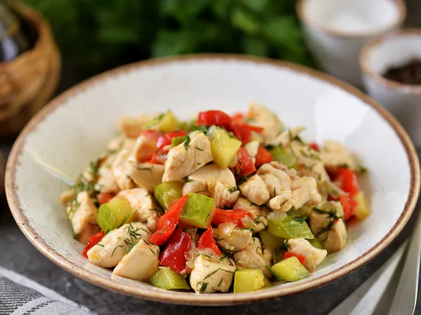 Фото блюда: Курица с кабачками и болгарским перцем (на сковороде)