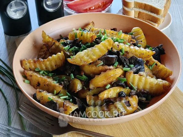 Фото готового блюда: Картошка с грибами в казане на костре