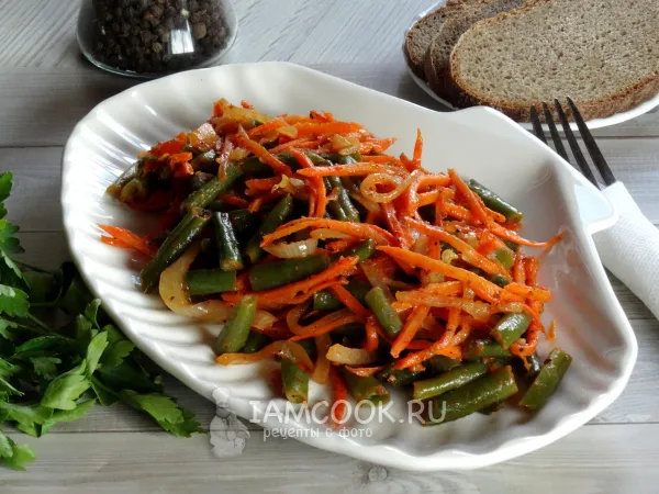 Фото блюда: Стручковая фасоль с луком и морковью на сковороде
