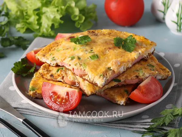 Фото готового блюда: Омлет с сосисками и сыром на сковороде