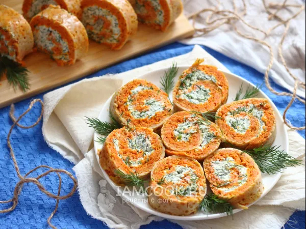 Фото готового блюда: Морковный рулет с творожным сыром и зеленью