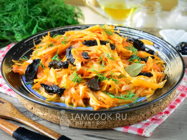 Фото блюда: Тушеная капуста с черносливом