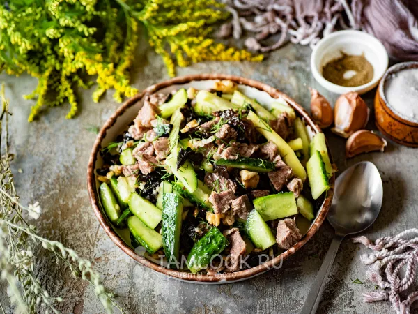 Фото блюда: Салат с говядиной, черносливом и грецкими орехами