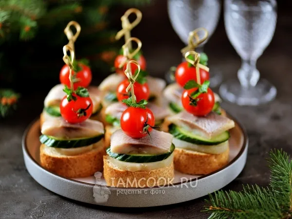 Фото блюда: Канапе с селедкой и помидорами