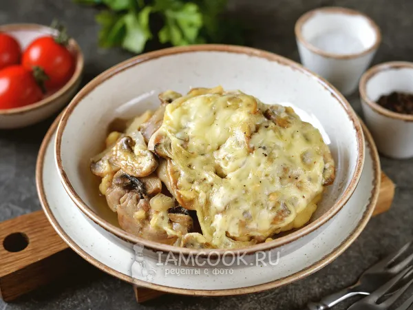 Фото готового блюда: Мясо по-французски с грибами в горшочках