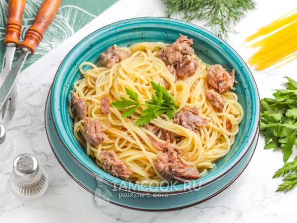 Фото блюда: Спагетти с тушенкой на сковороде