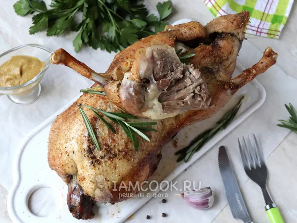 Фото готового блюда: Утка с розмарином в духовке