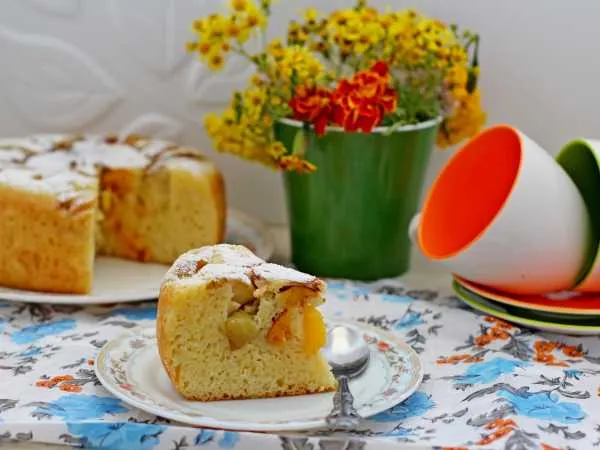 Фото готового блюда: Пирог на йогурте с фруктами в мультиварке