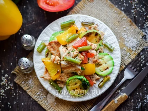 Фото блюда: Салат с индейкой и овощами гриль