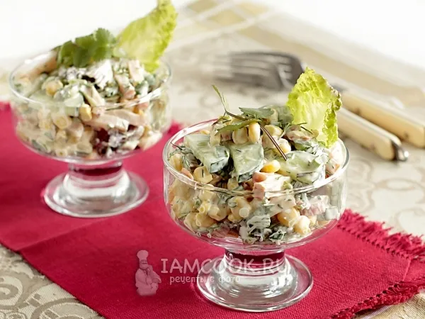 Фото готового блюда: Салат с копченой курицей и кукурузой