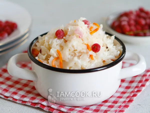 Фото готового блюда: Квашеная капуста с красной смородиной