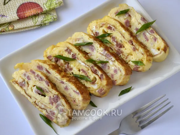 Фото готового блюда: Яичный рулет с колбасой и сыром на сковороде