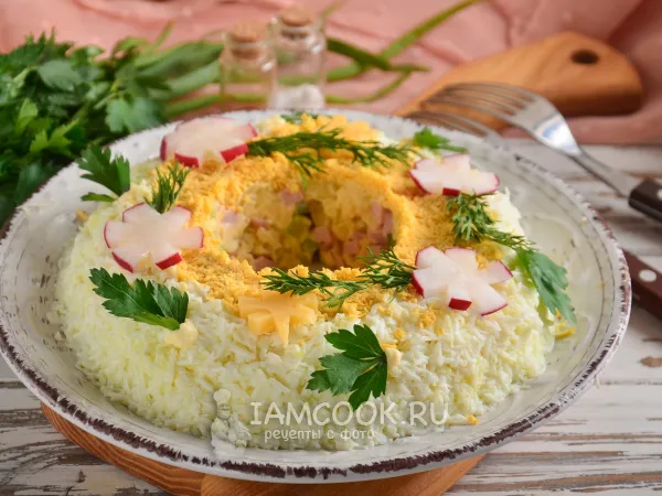 Фото готового блюда: Салат «Пасхальный венок» с вареной колбасой и огурцом