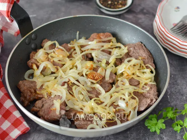 Фото блюда: Козлятина с луком на сковороде