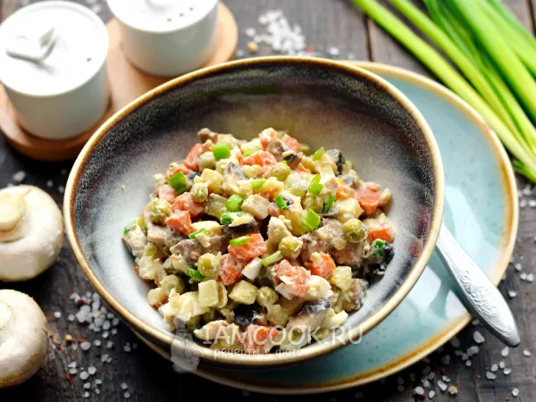 Фото готового блюда: Салат «Столичный» с грибами