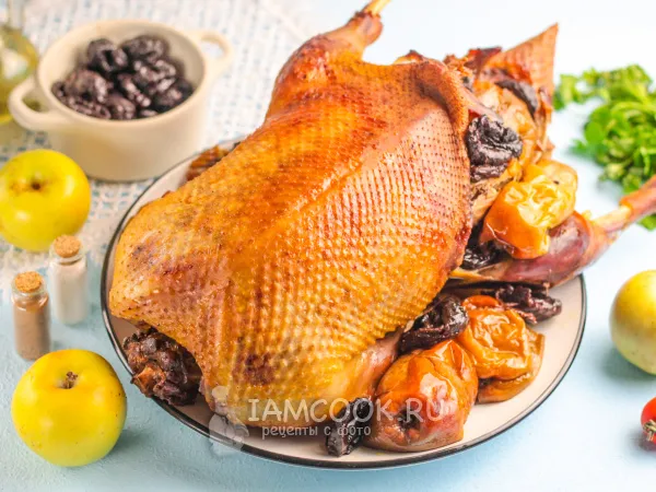 Фото блюда: Утка с яблоками и черносливом в духовке (целиком)
