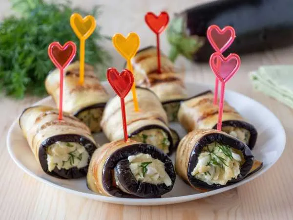 Фото готового блюда: Рулетики из баклажанов с сыром и яйцом (с чесноком)