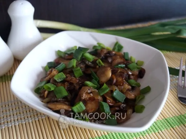 Фото готового блюда: Жареные шампиньоны с луком