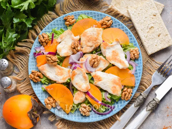 Фото готового блюда: Салат с хурмой и курицей