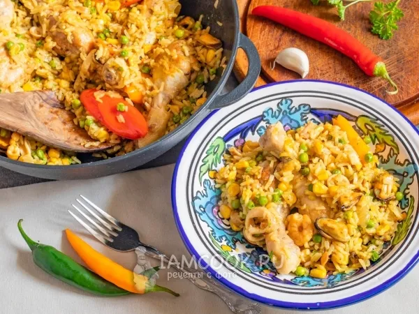 Фото готового блюда: Паэлья с морепродуктами и курицей в казане