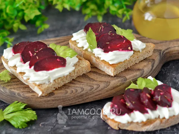 Фото блюда: Бутерброды со свеклой и чесноком