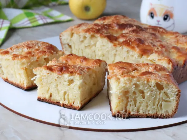 Фото готового блюда: Заливной пирог с яблоками на молоке