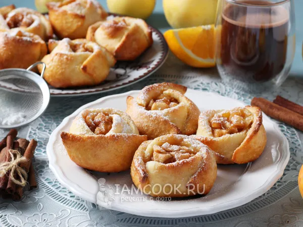 Фото блюда: Розочки из дрожжевого теста с яблоками