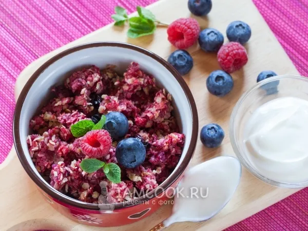 Фото готового блюда: Овсяные хлопья с ягодами в микроволновке