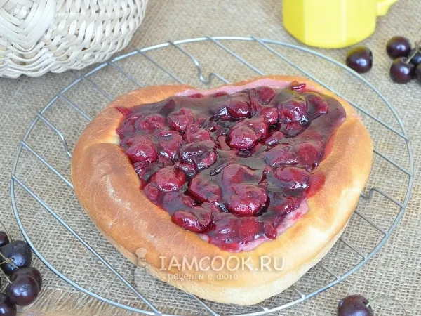 Фото готового блюда: Пирог с вишнёвой начинкой и маскарпоне