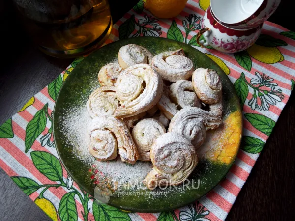 Фото готового блюда: Печенье из слоеного теста с творогом