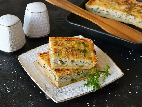 Фото готового блюда: Открытый пирог с курицей и сыром