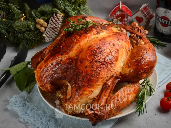 Фото готового блюда: Индейка, запеченная с яблоками в духовке целиком