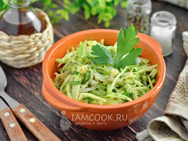 Фото готового блюда: Салат из зеленой редьки с жареным луком