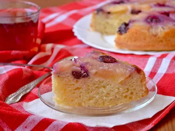 Фото готового блюда: Пирог с вишней и ананасом