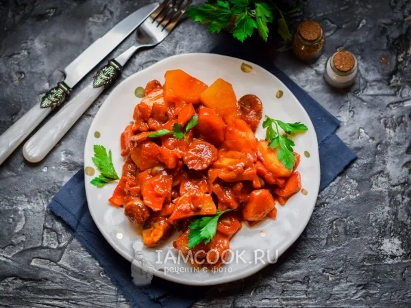 Фото готового блюда: Тушеная картошка с грибами в томате