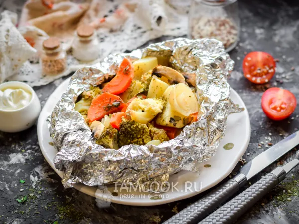 Фото готового блюда: Овощи с грибами в фольге в духовке с травами и чесноком