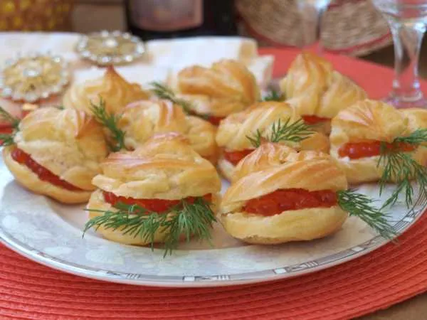 Фото блюда: Профитроли с красной икрой