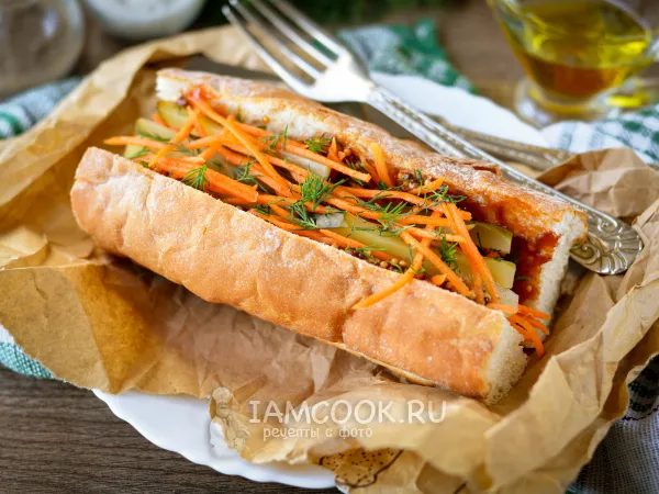 Фото готового блюда: Вегетарианский хот-дог с морковью и солеными огурцами