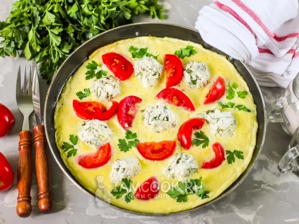 Фото блюда: Омлет с творогом, сметаной и помидорами