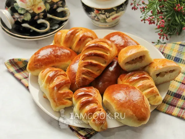 Фото готового блюда: Пирожки с изюмом